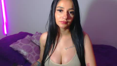 Snapshot of innocent_fox chatting on 06/19/26, 11:30 Abril online show from 06/19/26, 11:30