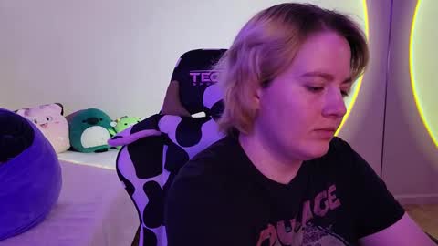 Snapshot of internetfairy_xo chatting on 12/17/24, 04:43 Faye online show from 12/17/24, 04:43