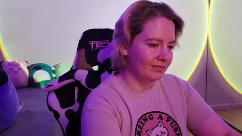 Snapshot of internetfairy_xo chatting on 12/20/24, 08:12 Faye online show from 12/20/24, 08:12