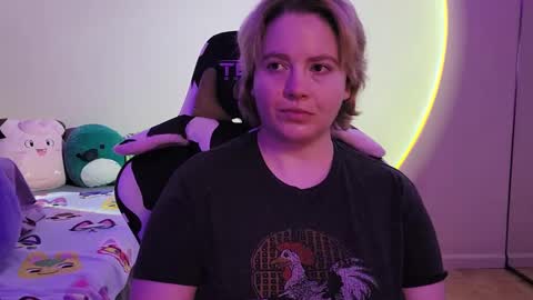 Snapshot of internetfairy_xo chatting on 12/22/24, 08:58 Faye online show from 12/22/24, 08:58