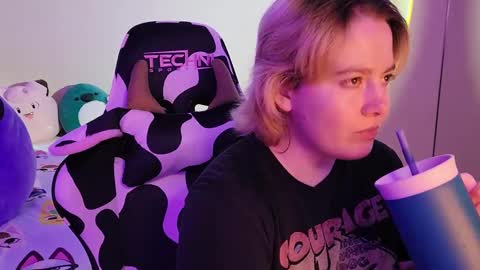 Snapshot of internetfairy_xo chatting on 12/29/24, 01:56 Faye online show from 12/29/24, 01:56