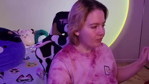 Snapshot of internetfairy_xo chatting on 01/01/25, 02:42 Faye online show from 01/01/25, 02:42