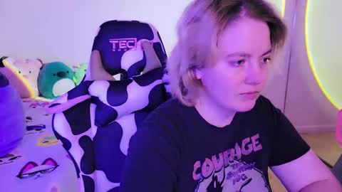 Snapshot of internetfairy_xo chatting on 01/19/25, 09:01 Faye online show from 01/19/25, 09:01