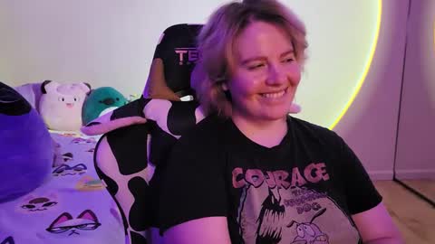 Snapshot of internetfairy_xo chatting on 01/19/25, 12:06 Faye online show from 01/19/25, 12:06