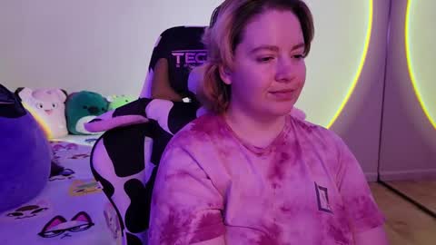 Snapshot of internetfairy_xo chatting on 01/22/25, 06:10 Faye online show from 01/22/25, 06:10