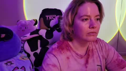 Snapshot of internetfairy_xo chatting on 02/11/25, 11:43 Faye online show from 02/11/25, 11:43