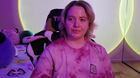 Snapshot of internetfairy_xo chatting on 02/19/25, 07:39 Faye online show from 02/19/25, 07:39