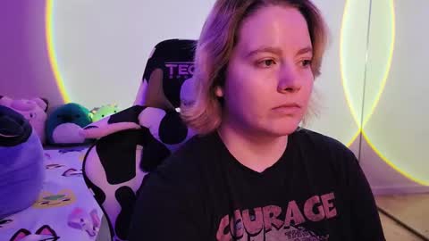 Snapshot of internetfairy_xo chatting on 02/23/25, 11:22 Faye online show from 02/23/25, 11:22