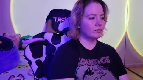 Snapshot of internetfairy_xo chatting on 02/23/25, 02:25 Faye online show from 02/23/25, 02:25