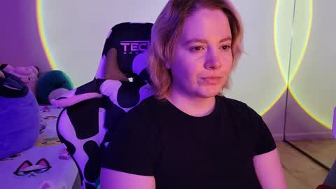 Snapshot of internetfairy_xo chatting on 02/24/25, 06:27 Faye online show from 02/24/25, 06:27