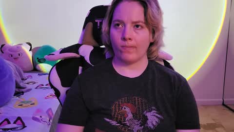 Snapshot of internetfairy_xo chatting on 02/28/25, 05:26 Faye online show from 02/28/25, 05:26