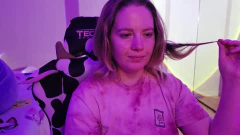 Snapshot of internetfairy_xo chatting on 10/12/25, 01:48 Faye online show from 10/12/25, 01:48