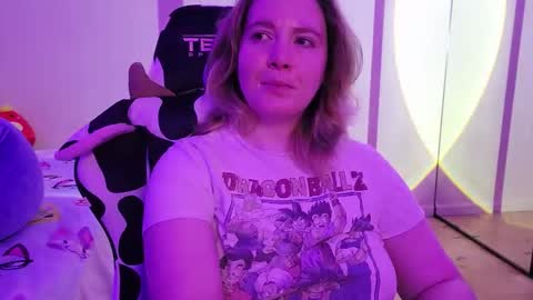 Snapshot of internetfairy_xo chatting on 10/21/25, 04:24 Faye online show from 10/21/25, 04:24