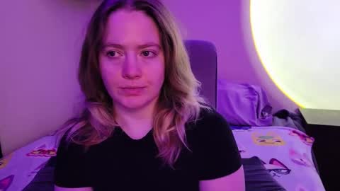 Snapshot of internetfairy_xo chatting on 01/19/26, 04:27 Faye online show from 01/19/26, 04:27