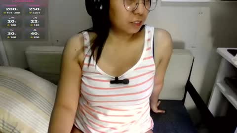 Snapshot of introvertshytype_2011 chatting on 03/09/25, 01:04 Introvertshytype 2011 online show from 03/09/25, 01:04