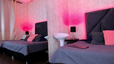 Snapshot of iris_bells chatting on 12/19/24, 02:02 Queen Iris online show from 12/19/24, 02:02