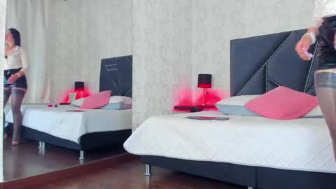 Queen Iris online show from 12/15/25, 04:11