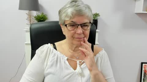 Snapshot of iris_xdesire chatting on 06/18/26, 09:14 I R I S online show from 06/18/26, 09:14