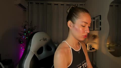 Snapshot of isa_____ chatting on 12/17/24, 10:11 isa_____ online show from 12/17/24, 10:11