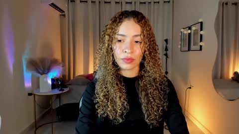 Snapshot of isa_____ chatting on 02/08/25, 01:43 isa_____ online show from 02/08/25, 01:43