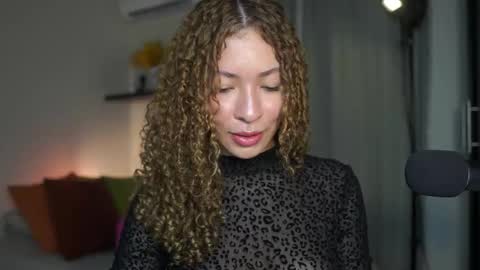 Snapshot of isa_____ chatting on 09/14/25, 10:58 isa_____ online show from 09/14/25, 10:58