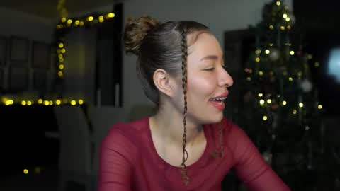 Snapshot of isa_____ chatting on 12/20/25, 03:35 isa_____ online show from 12/20/25, 03:35