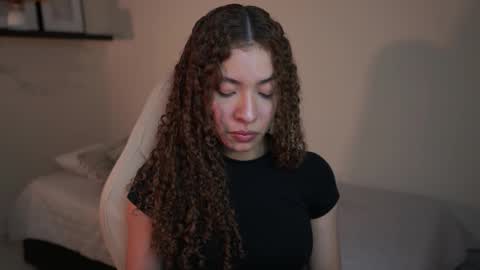 Snapshot of isa_____ chatting on 02/10/26, 01:53 isa_____ online show from 02/10/26, 01:53