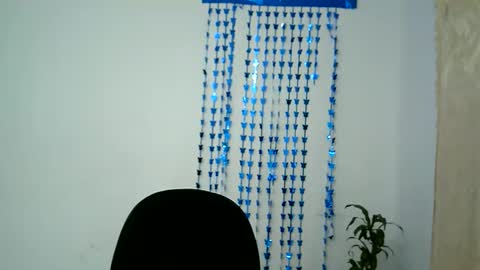 Snapshot of isa_bellaxx23 chatting on 11/30/25, 02:04 isa_bellaxx23 online show from 11/30/25, 02:04