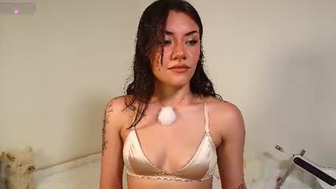 Isabella Laurentt  online show from 06/25/26, 12:43
