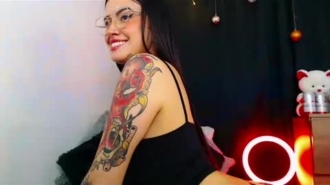 Snapshot of isa_maiden_ chatting on 12/30/24, 10:55 online show from 12/30/24, 10:55