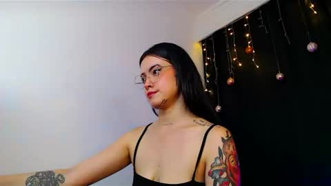 Snapshot of isa_maiden_ chatting on 12/31/24, 05:00 online show from 12/31/24, 05:00