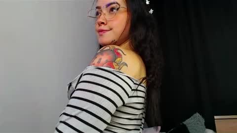 Snapshot of isa_maiden_ chatting on 02/20/25, 10:48 online show from 02/20/25, 10:48