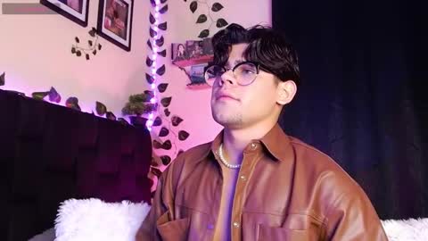 Isaac Saenz. online show from 03/12/25, 11:01