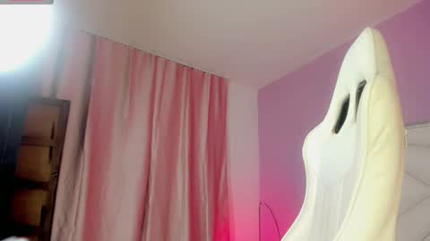 Snapshot of isabela_saenzz chatting on 10/12/25, 04:11 I S A B E L A ISA online show from 10/12/25, 04:11