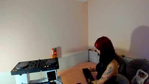 Snapshot of isabella__dark chatting on 12/27/24, 01:32 online show from 12/27/24, 01:32