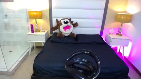 Isa Online 11pm to 5am Colombia time online show from 10/12/25, 03:38