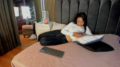 Snapshot of isabella_fg chatting on 03/23/26, 08:46 Issa online show from 03/23/26, 08:46