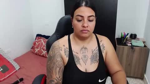 Snapshot of isabella_hots chatting on 01/15/25, 10:17 estefania online show from 01/15/25, 10:17