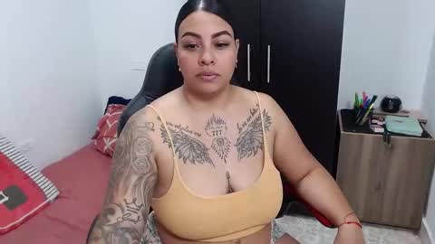 Snapshot of isabella_hots chatting on 01/16/25, 10:10 estefania online show from 01/16/25, 10:10