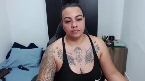 Snapshot of isabella_hots chatting on 01/22/25, 11:01 estefania online show from 01/22/25, 11:01