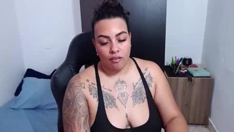 Snapshot of isabella_hots chatting on 01/22/25, 08:38 estefania online show from 01/22/25, 08:38