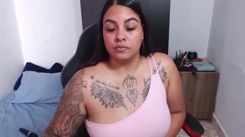 Snapshot of isabella_hots chatting on 01/23/25, 04:04 estefania online show from 01/23/25, 04:04