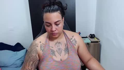 Snapshot of isabella_hots chatting on 02/05/25, 10:51 estefania online show from 02/05/25, 10:51