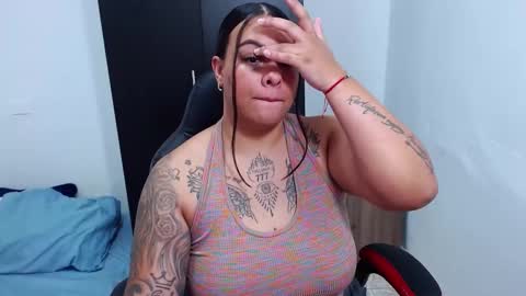 Snapshot of isabella_hots chatting on 02/13/25, 10:23 estefania online show from 02/13/25, 10:23