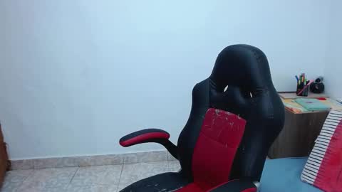 Snapshot of isabella_hots chatting on 02/16/25, 09:59 estefania online show from 02/16/25, 09:59