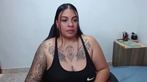 Snapshot of isabella_hots chatting on 02/21/25, 08:27 estefania online show from 02/21/25, 08:27