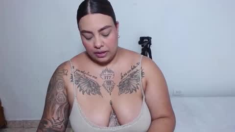 Snapshot of isabella_hots chatting on 11/14/25, 12:20 estefania online show from 11/14/25, 12:20