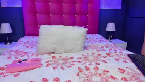 isabella lovestory online show from 12/15/25, 08:57