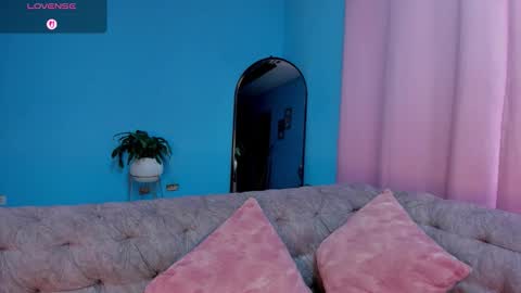 Snapshot of isabellabroms21 chatting on 02/04/26, 10:04 v online show from 02/04/26, 10:04