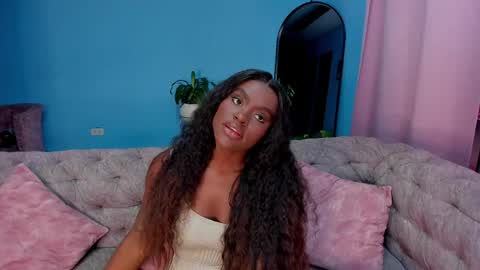 Snapshot of isabellabroms21 chatting on 04/15/26, 11:16 v online show from 04/15/26, 11:16